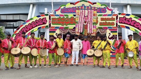 ನಾಡಪ್ರಭು ಕೆಂಪೇಗೌಡ ಜಯಂತಿ ಅಂಗವಾಗಿ ಬೆಂಗಳೂರಿನ ಕಂಠೀರವ ಸ್ಟೇಡಿಯಂ ನಲ್ಲಿ ಆಯೋಜಿಸಿರುವ ಕಾರ್ಯಕ್ರಮದಲ್ಲಿ ಪಾಲ್ಗೊಂಡ ಕಲಾವಿದರು.