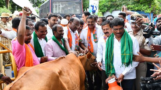 ತುಮಕೂರು ಜಿಲ್ಲಾಧಿಕಾರಿ ಕಚೇರಿ ಎದುರು ರೈತರು ಪ್ರತಿಭಟಿಸಿದರು. ತುಮಕೂರು ಜಿಲ್ಲಾಧಿಕಾರಿ ಕಚೇರಿ ಎದುರು ರೈತರು ಪ್ರತಿಭಟಿಸಿದರು.