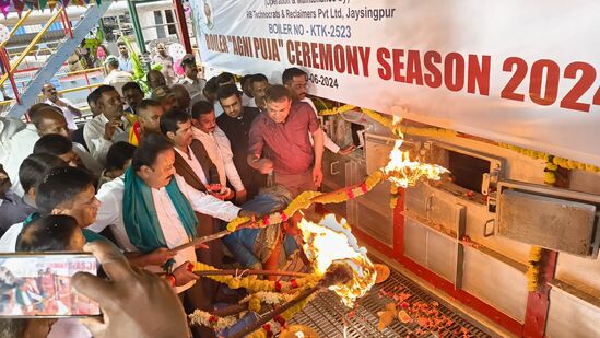 ಮೈ ಶುಗರ್ ಸಕ್ಕರೆ ಕಾರ್ಖಾನೆ &nbsp;2024-25 ನೇ ಸಾಲಿನಲ್ಲಿ ಕಬ್ಬನ್ನು ಅರೆಯಲು ಸಜ್ಜಾಗಿದ್ದು &nbsp;ಕೃಷಿ ಹಾಗೂ ಜಿಲ್ಲಾ ಉಸ್ತುವಾರಿ ಸಚಿವ ಎನ್ ಚಲುವರಾಯಸ್ವಾಮಿ ಅವರು ಬಾಯ್ಲರ್ ಗೆ ಪೂಜೆ ಸಲ್ಲಿಸಿ ಬಾಯ್ಲರ್ ಕಾರ್ಯನಿರ್ವಹಣೆಗಾಗಿ ಅಗ್ನಿ ಸಮರ್ಪಣೆ ಮಾಡಿದರು.