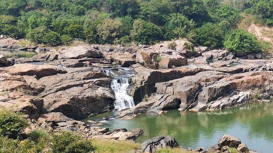 ಮೈಸೂರಿನಿಂದ ಕೆಆರ್‌ನಗರ ಮಾರ್ಗವಾಗಿ ಸಾಲಿಗ್ರಾಮ ಕ್ಕೆ ಹೋಗುವಾಗ ಸಿಗುವ ಪ್ರಮುಖ ಪ್ರವಾಸಿ ತಾಣವೇ ಚುಂಚನಕಟ್ಟೆ. ಕೆಲವು ದಿನಗಳಿಂದ ಮಳೆ ಇಲ್ಲದೇ ಸಣ್ಣಗೆ ಜರಿ &nbsp;ರೀತಿಯಲ್ಲಿ ಜಲಪಾತ ಹರಿಯುತ್ತಿತ್ತು.