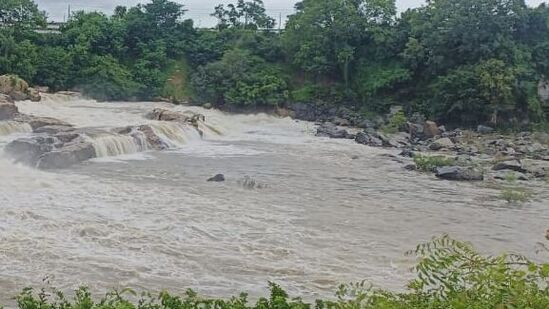 ಧನುಷ್ಕೋಟಿ ಮೂಲಕ ಹರಿಯುವ ಕಾವೇರಿ ನದಿಯನ್ನು ಇಲ್ಲಿ ನೋಡುವುದೇ ಚಂದ. ಹಲವು ಚಿತ್ರಗಳ ಚಿತ್ರೀಕರಣವೂ ಇಲ್ಲಿ ಆಗಿದೆ. ಹಾಸನ, ಕೊಡಗಿನಿಂದಲೂ ಇಲ್ಲಿಗೆ ಪ್ರವಾಸಿಗರು ಬರುತ್ತಾರೆ.