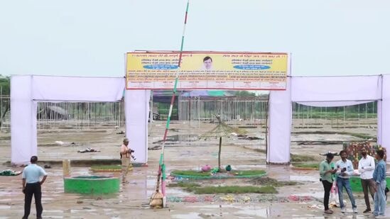 ಉತ್ತರ ಪ್ರದೇಶದ ಹತ್ರಾಸ್ ಜಿಲ್ಲೆಯ ಸಿಕಂದರಾ ರಾವ್ ಪ್ರದೇಶದ ಸತ್ಸಂಗ ಸ್ಥಳದಲ್ಲಿ ಮಂಗಳವಾರ ಭಾರಿ ಕಾಲ್ತುಳಿತ ಸಂಭವಿಸಿದ್ದು, ಸಾವಿನ ಸಂಖ್ಯೆ ಇಂದು (ಜುಲೈ 3) 121ಕ್ಕೆ ಏರಿಕೆಯಾಗಿದೆ. ದುರಂತ ಸ್ಥಳದಲ್ಲಿ ಫೋರೆನ್ಸಿಕ್ ತಂಡ ಪರಿಶೀಲನೆ ನಡೆಸಿದ ಸಂದರ್ಭ.