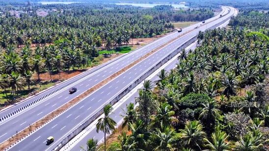 ದಶ ಪಥ ನಿರ್ಮಾಣವಾದ ನಂತರ ಬೆಂಗಳೂರು–ಮೈಸೂರು ನಡುವಿನ ಪ್ರಯಾಣದ ಅವಧಿ 3 ಗಂಟೆಯಿಂದ ಸರಾಸರಿ 90 ನಿಮಿಷಕ್ಕೆ ಇಳಿದಿದೆ. &nbsp;ಹೀಗಿದ್ದರೂ ಮಿತಿಗಿಂತ ಹೆಚ್ಚಿನ ವೇಗದಲ್ಲಿ ವಾಹನ ಚಲಾಯಿಸುವುದರಿಂದ ಮಂಡ್ಯ, ರಾಮನಗರ ಭಾಗದಲ್ಲಿ ದಂಡ ವಿಧಿಸಲಾಗುತ್ತಿದೆ.&nbsp;