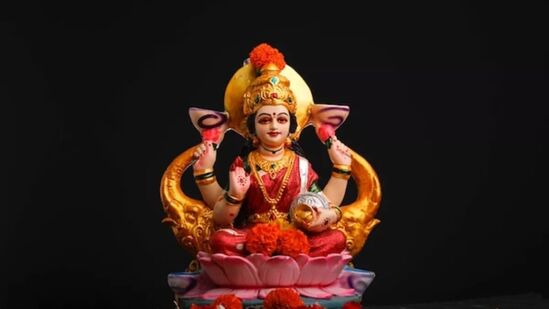 ಹಿಂದೂ ಪುರಾಣಗಳ ಪ್ರಕಾರ, ಲಕ್ಷ್ಮೀ ದೇವಿಯು ಸಂಪತ್ತಿನ ಅಧಿದೇವತೆ. ದೇವಿಯ ಅನುಗ್ರಹವನ್ನು ಹೊಂದಿರುವವರು ಹಣಕಾಸಿನ ಜೊತೆಗೆ ಅನೇಕ ಪ್ರಯೋಜನ ಪಡೆಯುತ್ತಾರೆ. ಜ್ಯೋತಿಷ್ಯದ ಪ್ರಕಾರ, ಕೆಲವು ರಾಶಿಚಕ್ರ ಚಿಹ್ನೆಗಳು ಮುಂದಿನ ಐದು ತಿಂಗಳ ಅವಧಿಗೆ ಲಕ್ಷ್ಮೀದೇವಿಯ ಅನುಗ್ರಹದಿಂದ ಆಶೀರ್ವದಿಸಲ್ಪಡುತ್ತವೆ.