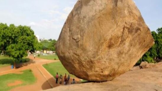 ಘರ್ಷಣೆ ಮತ್ತು ಗುರುತ್ವಾಕರ್ಷಣೆಯ ವೈಜ್ಞಾನಿಕ ನಿಯಮಗಳನ್ನು ಧಿಕ್ಕರಿಸಿ ಬರೋಬ್ಬರಿ 1200 ವರ್ಷಗಳಿಂದ ಈ ಬಟರ್‌ಬಾಲ್ ಬೃಹತ್ ಗ್ರಾನೈಟ್ ಬಂಡೆಯ ಮೇಲೆ ನೇತಾಡುವಂತೆ ಕಾಣುತ್ತದೆ. ಇದು ದೇವರ ಕೈಗಳಿಂದೇ ರಚಿಸಲ್ಪಟ್ಟಿದೆ ಎಂದು ಹೇಳುತ್ತಾರೆ.