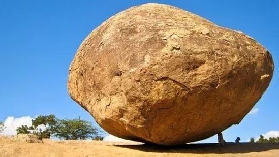 ಕೃಷ್ಣನ ಬಟರ್‌ಬಾಲ್ ಅನ್ನು ವಾನ ಕೃಷ್ಣ ಬಟರ್‌ಬಾಲ್ ಅಂತಲೂ ಕರೆಯಲಾಗುತ್ತದೆ. ಇದು ಸುಮಾರು 20 ಅಡಿ (6 ಮೀಟರ್) ಎತ್ತರ, 16 ಅಡಿ (5 ಮೀಟರ್) ಅಗಲವನ್ನು ಹೊಂದಿರುವ ಬೃಹತ್ ಗ್ರಾನೈಟ್ ಬಂಡೆಯಾಗಿದೆ. ಮಹಾಬಲಿಪುರಂನ ಗಣೇಶ ರಥದ ಬಳಿ ಸಣ್ಣ ಬೆಟ್ಟದ ಕಡಿದಾದ ಇಳಿಜಾರಿನ ಮೇಲೆ ಕುಳಿತು ಗುರುತ್ವಾಕರ್ಷಣೆಯೇ ಇಲ್ಲದ ರೀತಿಯಲ್ಲಿ ಈ ಬಟರ್‌ಬಾಲ್ ಇದೆ.