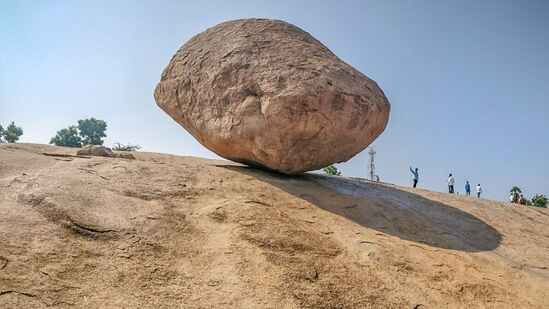ಪುರಾಣಗಳ ಪ್ರಕಾರ, ಈ ಬಂಡೆಯನ್ನು ಪಲ್ಲವ ರಾಜ ನರಸಿಂಹವರ್ಮನ್ 1 (ಮಾಮಲ್ಲ) ಆನೆಗಳೊಂದಿಗೆ ಸ್ಥಳಾಂತರಿಸಲು ಪ್ರಯತ್ನಿಸಿ ವಿಫಲವಾಗಿದ್ದನಂತೆ. ಆದರೆ ಬಂಡೆ ಇಂದಿಗೂ ಸ್ಥಿರವಾಗಿಯೇ ಉಳಿದಿದೆ.&nbsp;