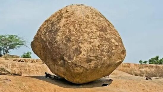 ಈ ಬೃಹತ್ ಬಂಡೆಯ ಬಗ್ಗೆ ವಾಸ್ತುಶಿಲ್ಪ ಮತ್ತು ವಿಜ್ಞಾನ ಏನು ಹೇಳುತ್ತೆ ಅನ್ನೋದನ್ನು ನೋಡುವುದಾದರೆ, ಇದೊಂದು ಪ್ರಕೃತಿಯ ಭೌಗೋಳಿಕ ಶಕ್ತಿಗಳ ದವಡೆ ಬಿಡುವ ಉದಾವರಣೆಯಾಗಿದೆ. ಬಂಡೆಯನ್ನು ಗ್ನೈಸ್ ಎಂದು ಕರೆಯಲ್ಪಡುವ ಒಂದು ರೀತಿಯ ಗ್ರಾನೈಟ್ ಆಗಿದೆ. ಬಾಳಿಕೆ ಮತ್ತು ಸವೆತಕ್ಕೆ ಪ್ರತಿರೋಧಕ್ಕೆ ಹೆಸರುವಾಸಿಯಾಗಿದೆ.&nbsp;