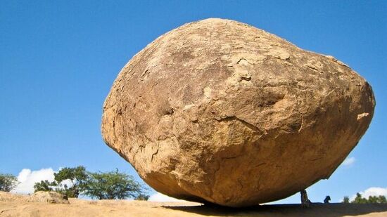 ಬೆಟ್ಟದ ಇಳಿಜಾರು, ಬಂಡೆ ಮತ್ತು ನೆಲದ ನಡುವಿನ ನೈಸರ್ಗಿಕ ಘರ್ಷಣೆಯಿಂದಾಗಿ ಅದು ಸ್ಥಿರವಾಗಿದೆ ಎಂಬುದು ವಿಜ್ಞಾನಿಗಳ ವಾದವಾಗಿದೆ. ಬಂಡೆಯ ಸ್ಥಿರತೆಯನ್ನು ಭೌತಶಾಸ್ತ್ರದಲ್ಲಿ ಲಿವರ್ ತತ್ವ ಎಂದು ಕರೆಯಲಾಗುವ ಪರಿಕಲ್ಪನೆಗೆ ಕಾರಣವೆಂದು ಹೇಳಲಾಗಿದೆ.&nbsp;