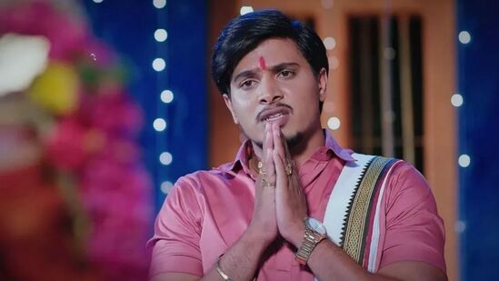 ಲಕ್ಷ್ಮೀ ನಿವಾಸ ಸೀರಿಯಲ್ ಹಲವು ಕೋನಗಳಲ್ಲಿ ನೋಡುಗರನ್ನು ಸೆಳೆಯುತ್ತಿದೆ. ಈ ಧಾರಾವಾಹಿ ಈ ವಾರವೂ ಎಂದಿನಂತೆ ಟಿಆರ್ಪಿಯಲ್ಲಿ ಎರಡನೇ ಸ್ಥಾನದಲ್ಲಿ ಮುಂದುವರಿದಿದೆ. ಲಕ್ಷ್ಮೀ ನಿವಾಸ ಸೀರಿಯಲ್ ಹಲವು ಕೋನಗಳಲ್ಲಿ ನೋಡುಗರನ್ನು ಸೆಳೆಯುತ್ತಿದೆ. ಈ ಧಾರಾವಾಹಿ ಈ ವಾರವೂ ಎಂದಿನಂತೆ ಟಿಆರ್ಪಿಯಲ್ಲಿ ಎರಡನೇ ಸ್ಥಾನದಲ್ಲಿ ಮುಂದುವರಿದಿದೆ. 