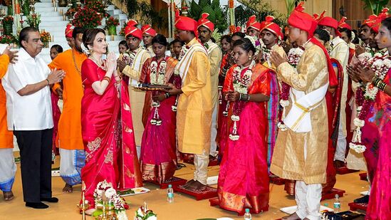 ನವಿಮುಂಬಯಿಯಲ್ಲಿ ಹಿಂದುಳಿದ ಕುಟುಂಬಗಳ 50 ಜೋಡಿಗೆ ಸಾಮೂಹಿಕ ವಿವಾಹ ಕಾರ್ಯಕ್ರಮ ಏರ್ಪಡಿಸುವ ಮೂಲಕ ಅಂಬಾನಿ ಕುಟುಂಬದ ಅನಂತ್ ಅಂಬಾನಿ, ರಾಧಿಕಾ ಮರ್ಚೆಂಟ್ ವಿವಾಹ ಕಾರ್ಯಕ್ರಮಕ್ಕೆ ಜುಲೈ 2 ರಂದು ಚಾಲನೆ ಸಿಕ್ಕಿದೆ. ಅಂಬಾನಿ ಕುಟುಂಬದ ಮದುವೆ ಅಂದರೆ ಕೇಳಬೇಕಾ, ಅದು ಅದ್ಧೂರಿ ಕಾರ್ಯಕ್ರಮ. ಚಿನ್ನಾಭರಣ, 1 ಲಕ್ಷ ರೂಪಾಯಿ ಉಡುಗೊರೆ ಹೀಗೆ ಹತ್ತು ಹಲವು ವಿಶೇಷಗಳು. ಅವುಗಳ ವಿವರ ಇಲ್ಲಿದೆ.