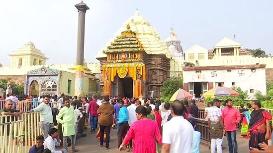 ಆದರೆ ಮದುವೆ ಗೊತ್ತಾಗಿರುವ ದಂಪತಿ ಈ ದೇವಸ್ಥಾನಕ್ಕೆ ಬಂದರೆ ಅವರ ಸಂಬಂಧ ಮುರಿಯುವುದು ಎಂಬ ನಂಬಿಕೆ ಇದ. ಇದಕ್ಕೆ ಸಂಬಂಧಿಸಿದಂತೆ ಒಂದು ಕಥೆ ಕೂಡಾ ಇದೆ. ಒಮ್ಮೆ ರಾಧೆಯು ಜಗನ್ನಾಥ ದೇವಾಲಯಕ್ಕೆ ಭೇಟಿ ನೀಡುವ ಬಯಕೆಯನ್ನು ವ್ಯಕ್ತಪಡಿಸುತ್ತಾಳೆ. ಆಕೆ ದೇವಸ್ಥಾನವನ್ನು ಪ್ರವೇಶಿಸಲು ಮುಂದಾದಾಗ, ದೇವಾಲಯದ ಅರ್ಚಕ ಅವಳನ್ನು ಹೊಸ್ತಿಲಲ್ಲಿ ನಿಲ್ಲಿಸಿದನು.