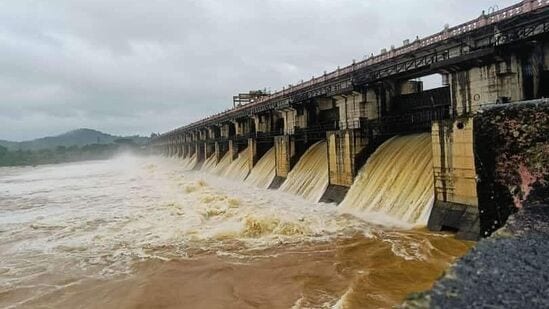 ಶಿವಮೊಗ್ಗದಿಂದ ಕೆಲವೇ ದೂರದಲ್ಲಿರುವ ಗಾಜನೂರಿನ ತುಂಗಾ ಜಲಾಶಯದಲ್ಲಿ ಈಗ ಜಲಲ ಜಲಲ ಜಲಧಾರೆ ವಾತಾವರಣ