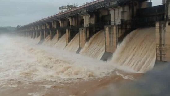 ಭಾರೀ ಮಳೆ ಕಾರಣದಿಂದ ಈಗಾಗಲೇ ತುಂಬಿರುವ ತುಂಗಾ ಜಲಾಶಯದ ಎಲ್ಲಾ 21 ಗೇಟ್‌ಗಳ ಮುಖಾಂತರ 43000 &nbsp;ಕ್ಯೂಸೆಕ್‌ ನೀರು ಹರಿಬಿಡಲಾಗುತ್ತಿದೆ.&nbsp;