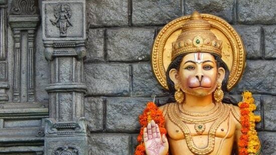 ಪವನಪುತ್ರ ಹನುಮಂತನ ಆಶೀರ್ವಾದ ಪಡೆಯುವ ಜನರು ಬದುಕಿನಲ್ಲಿ ಕಷ್ಟಗಳಿಂದ ಹೊರಬರುತ್ತಾರೆ ಎಂದು ಹೇಳಲಾಗುತ್ತದೆ. ಬಜರಂಗಬಲಿಯನ್ನು ಮೆಚ್ಚಿಸಲು ಜನರು ಅನೇಕ ಪ್ರಯತ್ನಗಳನ್ನು ಮಾಡುತ್ತಾರೆ. ಹಿಂದೂ ಧರ್ಮದಲ್ಲಿ, ಮಂಗಳವಾರವನ್ನು ಬಜರಂಗಬಲಿಗೆ ಸಮರ್ಪಿಸಲಾಗಿದೆ. ಈ ದಿನದಂದು ಆಂಜನೇಯನ ಪೂಜಿಸುವುದರಿಂದ ಯಾವುದೇ ಬಿಕ್ಕಟ್ಟು ಅಥವಾ ಅಡೆತಡೆಗಳು ದೂರವಾಗುತ್ತವೆ ಎಂಬ ನಂಬಿಕೆ ಇದೆ. ಹಾಗಿದ್ದರೆ ಯಾವ ರಾಶಿಚಕ್ರ ಚಿಹ್ನೆಗಳ ಜನರು ಹನುಮಾನ ಪರಮ ಭಕ್ತರು ಎಂದು ನೋಡೋಣ.