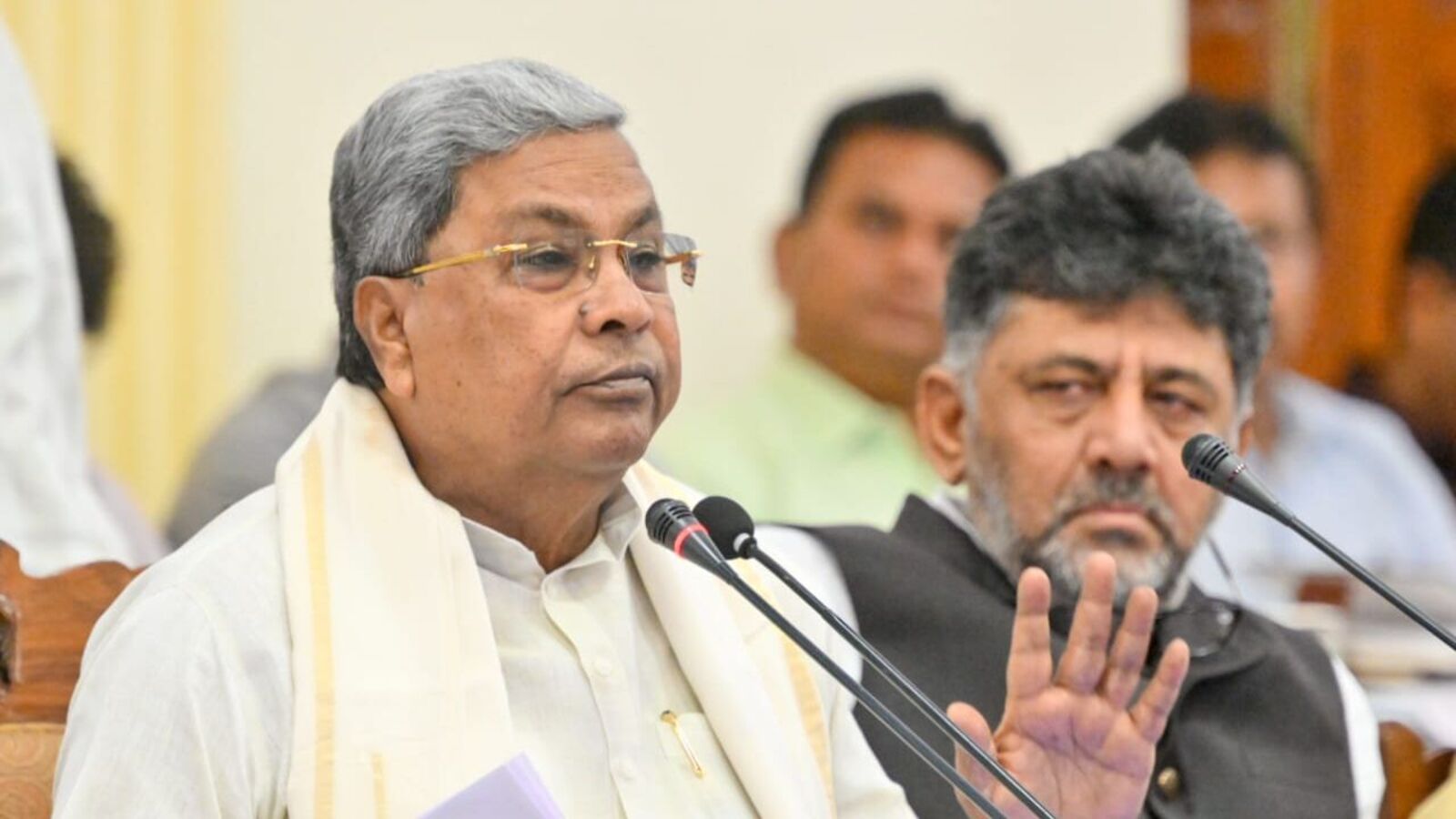 Siddaramaiah: ಡಿಸಿಗಳೆಂದರೆ ಮಹಾರಾಜರೇನ್ರಿ, ಭ್ರಷ್ಟಾಚಾರ ಬಿಡಿ, ಜನರ ಕೆಲಸ ಮಾಡಿ, ಸಿಎಂ ಸಿದ್ದರಾಮಯ್ಯ ತಾಕೀತು