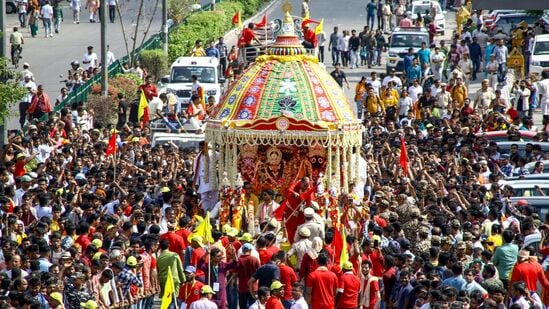 ಭಾನುವಾರ ದೆಹಲಿಯಲ್ಲಿ ನಡೆದ ಜಗನ್ನಾಥ ರಥಯಾತ್ರೆಯಲ್ಲಿ ಅನೇಕ ಭಕ್ತರು ಭಾಗವಹಿಸಿದ್ದರು