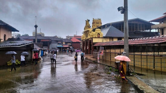 ಉಡುಪಿ ಜಿಲ್ಲೆಯಲ್ಲೂ ಭರ್ಜರಿ ಮಳೆಯಾಗುತ್ತಿದೆ. ಹೀಗಾಗಿ ಇಡೀ ಜಿಲ್ಲೆಯ ಶಾಲಾ ಕಾಲೇಜುಗಳಿಗೆ ರಜೆ ಘೋಷಿಸಲಾಗಿದೆ.