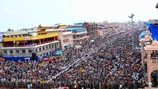 ಭಾನುವಾರ ಪುರಿಯಲ್ಲಿ ನಡೆದ ಜಗನ್ನಾಥ ರಥಯಾತ್ರೆಯಲ್ಲಿ ಪಾಲ್ಗೊಂಡಿದ್ದ ಲಕ್ಷಾಂತರ ಸಂಖ್ಯೆಯಲ್ಲಿ ಪಾಲ್ಗೊಂಡಿದ್ದ ಭಕ್ತರು