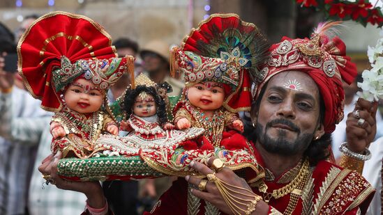 &nbsp;ಅಹಮದಾಬಾದ್‌ನಲ್ಲಿ ರಥದ ಮೆರವಣಿಗೆಯಲ್ಲಿ ಪಾಲ್ಗೊಳ್ಳಲು ಭಕ್ತನೊಬ್ಬ ತನ್ನ ಭುಜದ ಮೇಲೆ ಜಗನ್ನಾಥ, ಅವರ ಸಹೋದರಿ ಸುಭದ್ರ ಮತ್ತು ಸಹೋದರ ಬಲಭದ್ರನ ವಿಗ್ರಹಗಳನ್ನು ಹೊತ್ತಿರುವ ಫೋಟೋ ಎಲ್ಲರನ್ನೂ ಆಕರ್ಷಿಸಿತು.&nbsp;