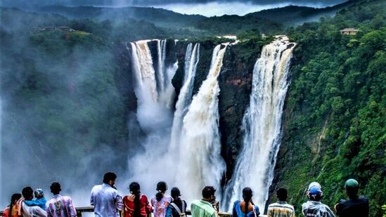 ಮಾನವನಾಗಿ ಹುಟ್ಟಿದ ಮೇಲೆ ಏನೇನ್‌ ಕಂಡು. ಇರೋದ್ರೋಳಗೆ ಒಮ್ಮೆ ನೋಡಿ ಜೋಗ ಗುಂಡಿ ಎನ್ನುವ ಹಾಡು ಜನಜನಿತ. ಈಗ ಮಳೆಗಾಲದಲ್ಲಿ ಜೋಗ ನೋಡುವುದೇ ಚಂದ.