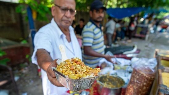 ಭೇಲ್‌ಪುರಿ: ಕಡಿಮೆ ಕ್ಯಾಲೋರಿ ಆಹಾರದಲ್ಲಿ ಭೇಲ್ ಪುರಿ ಕೂಡ ಸೇರಿಕೊಳ್ಳಲಿದೆ. ಈ ಬೀದಿ ಆಹಾರವನ್ನು ಎಣ್ಣೆಯಲ್ಲಿ ಕರಿಯದೆ ತಿನ್ನಿರಿ. ಇದರ ಮಸಾಲೆಯುಕ್ತ ರುಚಿ ನಮ್ಮ ರುಚಿ ಮೊಗ್ಗುಗಳನ್ನು ತೃಪ್ತಿಪಡಿಸುತ್ತದೆ ಮತ್ತು ಆರೋಗ್ಯದ ಮೇಲೆ ಯಾವುದೇ ಕೆಟ್ಟ ಪರಿಣಾಮ ಬೀರುವುದಿಲ್ಲ.