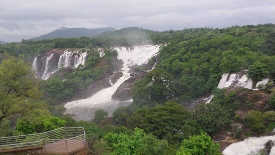 ಸುಮಾರು ಮುನ್ನೂರು ಅಡಿ ಎತ್ತರದಿಂದ ವೈಯ್ಯಾರದಿಂದ ಗಗನದಿಂದಲೇ ಧುಮುಕುತ್ತಿರುವಂತೆ ಭಾಸವಾಗುವುದರಿಂದಲೇ ಇದಕ್ಕೆ ಗಗನಚುಕ್ಕಿ ಎಂಬ ಹೆಸರು ಬಂದಿದೆ.