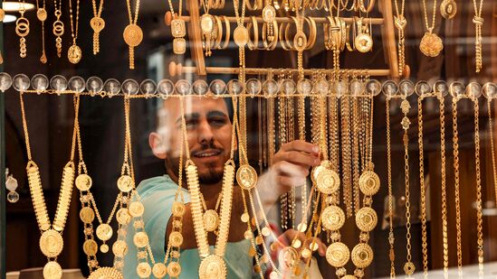 Gold Rate Today: ಇಳಿಕೆಯಾದ ಬೆನ್ನಲ್ಲೇ ಮತ್ತೆ ಏರಿತು ಬಂಗಾರದ ಬೆಲೆ; ಬುಧವಾರ ತುಸು ಕಡಿಮೆಯಾಯ್ತು ಬೆಳ್ಳಿ ದರ Gold Rate Today: ಇಳಿಕೆಯಾದ ಬೆನ್ನಲ್ಲೇ ಮತ್ತೆ ಏರಿತು ಬಂಗಾರದ ಬೆಲೆ; ಬುಧವಾರ ತುಸು ಕಡಿಮೆಯಾಯ್ತು ಬೆಳ್ಳಿ ದರ