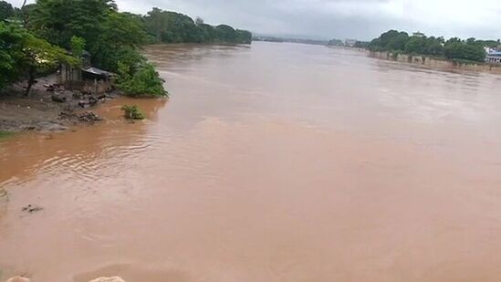 ಮಲೆನಾಡು ಭಾಗದಲ್ಲಿ ಭಾರೀ ಮಳೆಯಾಗುತ್ತಿರುವುದರಿಂದ ತುಂಗಾ ನದಿ ಎರಡು ಮೂರು ದಿನದಿಂದ ಉಕ್ಕಿ ಹರಿಯುತ್ತಿದೆ. ಚಿಕ್ಕಮಗಳೂರು ಭಾಗದಲ್ಲಿ ನದಿ ಕಂಡಿದ್ದು ಹೀಗೆ