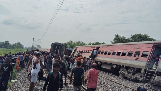 ವೇಗವಾಗಿ ರೈಲು ಹೊರಟಿದ್ದಾಗ ಸ್ಪೋಟದ ಸದ್ದು ಕೇಳಿತು. ಆಗ ಏಕಾಏಕಿ ರೈಲು ಹಳಿ ತಪ್ಪಿತು ರೈಲಿನ ಲೋಕೋ ಪೈಲಟ್‌ ಹೇಳಿಕೆ ನೀಡಿದ್ದು, ಕುತೂಹಲ ಕೆರಳಿಸಿದೆ.