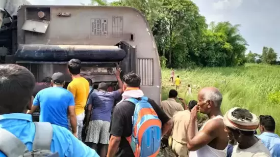 ರಕ್ಷಣಾ ಸಿಬ್ಬಂದಿಗಳು ಬೋಗಿಗಳಲ್ಲಿ ಸಿಲುಕಿದ್ದ ಪ್ರಯಾಣಿಕರನ್ನು ರಕ್ಷಿಸಲು ಮುಂದಾದರು. ಸ್ಥಳೀಯರೂ ಕೈ ಜೋಡಿಸಿದರು.