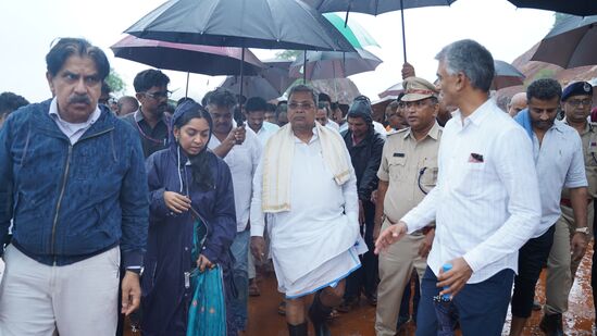 ಕಾರವಾರ ಸಮೀಪದ ಶಿರೂರಿನಲ್ಲಿ ಆರು ದಿನದ ಹಿಂದೆ ಭೂಕುಸಿತ ಸಂಭವಿಸಿರುವ ಸ್ಥಳಕ್ಕೆ ಸಿಎಂ ಸಿದ್ದರಾಮಯ್ಯ ಅವರು ಕಂದಾಯ ಸಚಿವ ಕೃಷ್ಣಬೈರೇಗೌಡ ಅವರೊಂದಿಗೆ ಭಾನುವಾರ ಮಧ್ಯಾಹ್ನ ಭೇಟಿ ನೀಡಿದರು.