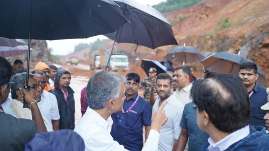 ಸಿಎಂ ಅವರಿಗೆ ಗುಡ್ಡ ಕುಸಿತದ ಸ್ಥಳ, ಅನಾಹುತದ ವಿವರಗಳನ್ನು ಸಚಿವ ಕೃಷ್ಣಬೈರೇಗೌಡ ಹಾಗೂ ಶಾಸಕ ಸತೀಶ್‌ ಸೈಲ್‌ ಅವರು ಎಳೆ ಎಳೆಯಾಗಿ ಬಿಡಿಸಿಟ್ಟರು.