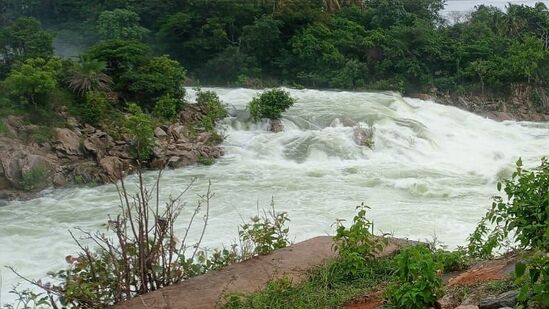 ಭಾನುವಾರ ಬೆಳಿಗ್ಗೆ ನಂತರ ಕೆಆರ್‌ಎಸ್‌ ಜಲಾಶಯದಿಂದ ಕಾವೇರಿ ನದಿ ಮೂಲಕ ಹೊರ ಹರಿವಿನ ಪ್ರಮಾಣವನ್ನು ಐವತ್ತು ಸಾವಿರ ಕ್ಯೂಸೆಕ್‌ಗೆ ಏರಿಸಲಾಗಿದೆ. ಇದರಿಂದ ಹೆಚ್ಚಿನ ನೀರು ನದಿ ಮೂಲಕ ಹೋಗುತ್ತಿದೆ.