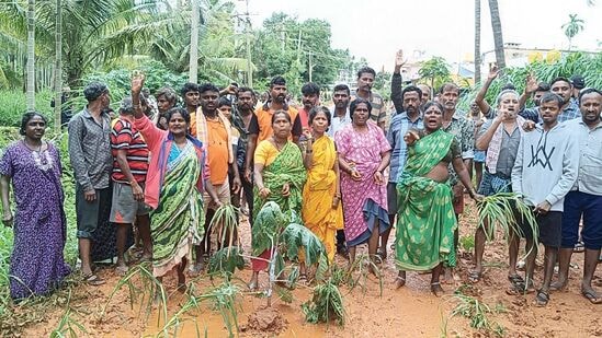 ತುಮಕೂರು ಜಿಲ್ಲೆ ಗುಬ್ಬಿ ತಾಲ್ಲೂಕಿನ ಕಾರೇಹಳ್ಳಿ ಗ್ರಾಮಸ್ಥರು ರಸ್ತೆಗಾಗಿ ಹೋರಾಟ ಮಾಡಿದ್ದು ಹೀಗೆ.