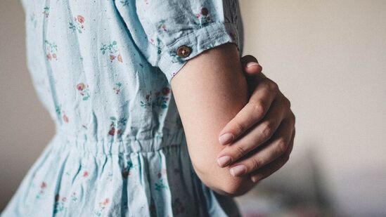 ಅದರಲ್ಲೂ ಸತ್ತವರ ಬಟ್ಟೆಯನ್ನು ಬಳಸಲೇಬಾರದು ಎಂದು ಜ್ಯೋತಿಷಿಗಳು ಹೇಳುತ್ತಾರೆ. ಸತ್ತವರು ಧರಿಸಿದ ಬಟ್ಟೆಗಳನ್ನು ಸುಡಬೇಕು, ಇಲ್ಲದಿದ್ದರೆ ಧರಿಸಿದವರಿಗೆ ತೊಂದರೆಯಾಗುತ್ತದೆ. ಜ್ಯೋತಿಷ್ಯದ ಪ್ರಕಾರ ಸತ್ತ ವ್ಯಕ್ತಿಗಳು, ಬದುಕಿದ್ದಾಗ ಇಷ್ಟಪಡುತ್ತಿದ್ದಾಗ ಬಹಳ ಇಷ್ಟಪಡುತ್ತಿದ್ದ ಬಟ್ಟೆಗಳನ್ನು ನಾಶ ಮಾಡದಿದ್ದರೆ, ಆತ್ಮಕ್ಕೆ ಇಲ್ಲಿರಬೇಕೋ, ತೆರಳಬೇಕೋ ಎಂಬ ಗೊಂದಲ ಶುರುವಾಗುತ್ತದೆ.