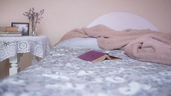 ವ್ಯಕ್ತಿ ಬದುಕಿರುವಾಗ ಬಳಸಿದ ಹೊದಿಕೆಗಳನ್ನು ಕೂಡಾ ಬಳಸಬಾರದು. &nbsp;ಅಂತಹ ಉತ್ಪನ್ನಗಳನ್ನು ಬಳಸುವುದರಿಂದ ಋಣಾತ್ಮಕ ಪರಿಣಾಮಗಳನ್ನು ಉಂಟುಮಾಡಬಹುದು. ಆದ್ದರಿಂದ ಯಾರೇ ನಿಧನರಾದರೂ ಅವರಿಗೆ ಸೇರಿದ ವಸ್ತುಗಳು ಭೌತಿಕವಾಗಿ ಉಳಿಯುವುದರಿಂದ ಅದು ವಿವಿಧ ಬಗೆಯ ಶಕ್ತಿಗಳಿಗೆ ವಾಸಸ್ಥಾನವಾಗುತ್ತದೆ. ಆದ್ದರಿಂದ ದೇಹಕ್ಕೆ ಹತ್ತಿರವಾದ ಎಲ್ಲಾ ಬಟ್ಟೆಗಳನ್ನು ಸುಡಬೇಕು. ಅದು ಸಾಧ್ಯವಾಗದಿದ್ದಲ್ಲಿ 11 ದಿನಗಳೊಳಗೆ ಆ ಬಟ್ಟೆಗಳನ್ನು ಶುಭ್ರವಾಗಿ ತೊಳೆದು ಯಾರಿಗಾದರೂ ಹಂಚಬೇಕು. ಒಬ್ಬರಿಗೇ ಎಲ್ಲವನ್ನೂ ಹಂಚದೆ ಅದನ್ನು ವಿಂಗಡಣೆ ಮಾಡಬೇಕು. ಈಗ ಮಾಡಿದರೆ ಆತ್ಮದ ಪ್ರಭಾವ ಅಷ್ಟಾಗಿ ಕಾಡುವುದಿಲ್ಲ.&nbsp;