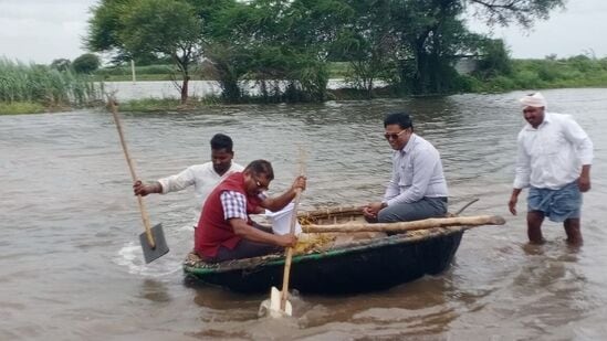 ಪ್ರವಾಹ ಉಂಟಾಗಿರುವ ವಿಜಯಪುರ ಜಿಲ್ಲೆ ಕೃಷ್ಣಾನದಿ ತೀರದ ಭಾಗಕ್ಕೆ ಜಿಲ್ಲಾಧಿಕಾರಿ ಟಿ.ಭೂಬಾಲನ್‌ ಅವರು ಭೇಟಿ ನೀಡಿ ದೋಣಿಯಲ್ಲಿ ಪರಿಸ್ಥಿತಿ ಅವಲೋಕಿಸಿದರು.