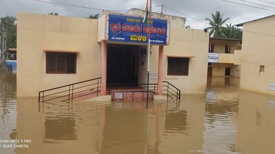 ಘಟಪ್ರಭಾ ನದಿಯ ನೀರಿನ ಪ್ರಮಾಣ ಹೆಚ್ಚಿ ಬಾಗಲಕೋಟೆ ಜಿಲ್ಲೆ ಮುಧೋಳ ತಾಲ್ಲೂಕಿನ ಮಳಲಿ ಗ್ರಾಮಪಂಚಾಯಿತಿ ಜಲಾವೃತವಾಗಿದೆ.