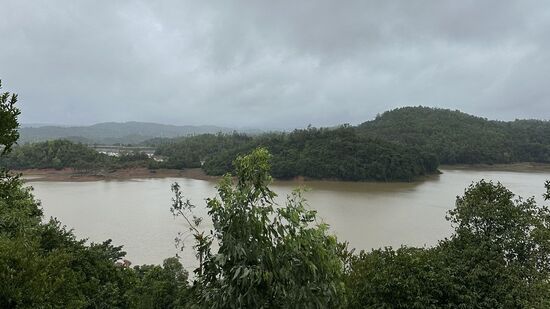 ಮಲೆನಾಡಿನಲ್ಲಿ ಭಾರೀ ಮಳೆಯಾಗಿ ಸಾಗರ ತಾಲ್ಲೂಕಿನ ಶರಾವತಿ ನದಿ ಮೂಲಕ ಲಿಂಗನಮಕ್ಕಿಗೂ ಹೆಚ್ಚಿನ ನೀರು ಹರಿದು ಬಂದಿದೆ.