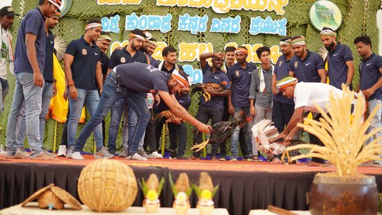 ಊರಲ್ಲೇ ಕೋಳಿಪಡೆ (ಕೋಳಿ ಅಂಕ) ಕಡಿಮೆಯಾಗಿರುವ ಈ ಕಾಲದಲ್ಲಿ ಟೀಮ್‌ ಕುಂದಾಪುರಿಯನ್ಸ್‌ ತಂಡ ಬೆಂಗಳೂರಿನ ವೇದಿಕೆ ಮೇಲೆ ಕೋಳಿ ಪಡೆ ಮಾಡಿಸಿದ್ದು ವಿಶೇಷವಾಗಿತ್ತು.&nbsp;