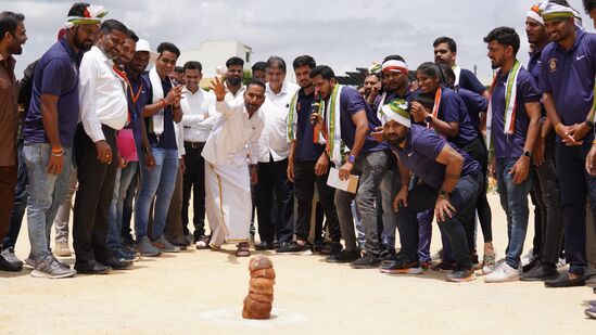 ಟೀಮ್‌ ಕುಂದಾಪುರಿಯನ್ಸ್‌ ಉದ್ಯೋಗ, ವ್ಯವಹಾರದ ಹಿನ್ನೆಲೆಯಲ್ಲಿ ಬದುಕು ಕಟ್ಟಿಕೊಳ್ಳಲು ದೂರದ ಕುಂದಾಪುರದಿಂದ ಬೆಂಗಳೂರಿಗೆ ಬಂದ ಒಂದು ಸಮಾನ ಮನಸ್ಕರ ತಂಡ. ನಮ್ಮೂರು, ನಮ್ಮ ಭಾಷೆ ಎಂಬ ಅಭಿಮಾನವೇ ಈ ತಂಡಕ್ಕೆ ಸ್ಫೂರ್ತಿ. ಹಲವು ಯುವ ಮನಸ್ಸುಗಳೇ ಸೇರಿ ಕಟ್ಟಿಕೊಂಡ ಈ ತಂಡ ಬೆಂಗಳೂರಿನಲ್ಲಿ ಹಲವು ಸಾಮಾಜಿಕ ಕೆಲಸಗಳನ್ನೂ ಮಾಡುತ್ತಿದೆ.&nbsp;