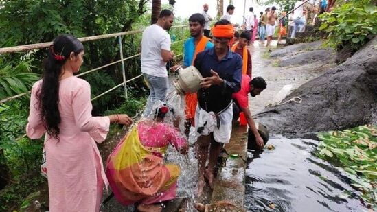 ದಕ್ಷಿಣ ಕನ್ನಡ: ಕಾರಿಂಜ, ನರಹರಿ ಪರ್ವತಗಳಲ್ಲಿ ಆಟಿ ಅಮಾವಾಸ್ಯೆ ತೀರ್ಥಸ್ನಾನ; ಭಕ್ತಿಯಲ್ಲಿ ಮಿಂದೆದ್ದ ಜನ