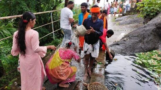 ವೈದಿಕರು ವೇದಮಂತ್ರಗಳ ಪಠಣದ ನಡುವೆಯೇ ಭಕ್ತರು, ತೀರ್ಥಸ್ನಾನ ಮಾಡಿ ಪುನೀತರಾದರು. ಆಟಿ ತಿಂಗಳು ಎಂದೇ ಹೇಳಲಾಗುವ ಈ ತಿಂಗಳಲ್ಲಿ ಅಮವಾಸ್ಯೆಯಂದು ತೀರ್ಥಸ್ನಾನ ಮಾಡಿದರೆ, ಪುಣ್ಯಪ್ರಾಪ್ತಿ, ಸಕಲ ರೋಗ ನಿವಾರಣೆಯಾಗುತ್ತದೆ ಎಂಬ ನಂಬಿಕೆ ಭಕ್ತರಲ್ಲಿದೆ.