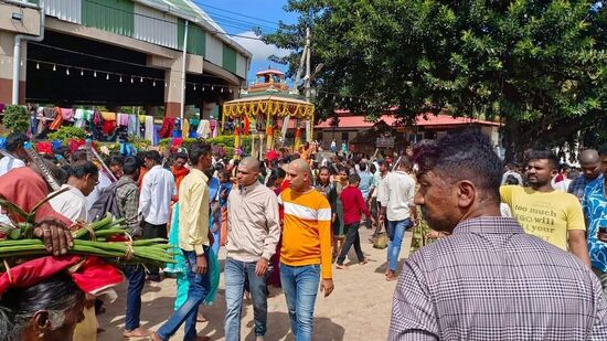 ಭಾನುವಾರ ಬೆಳಿಗ್ಗೆಯಿಂದಲೇ ಮಹದೇಶ್ವರ ಬೆಟ್ಟದಲ್ಲಿ ನಾನಾ ಧಾರ್ಮಿಕ ಚಟುವಟಿಕೆಗಳು ಇದ್ದುದರಿಂದ ಭಕ್ತರ ಸಂಖ್ಯೆ ಅಧಿಕವಾಗಿತ್ತು. ಬೆಳಿಗ್ಗೆಯಿಂದಲೇ ಬೆಟ್ಟದಲ್ಲಿ ಉಘೇ ಮಾದಪ್ಪ ಉದ್ಘಾರ ಜೋರಾಗಿತ್ತು.