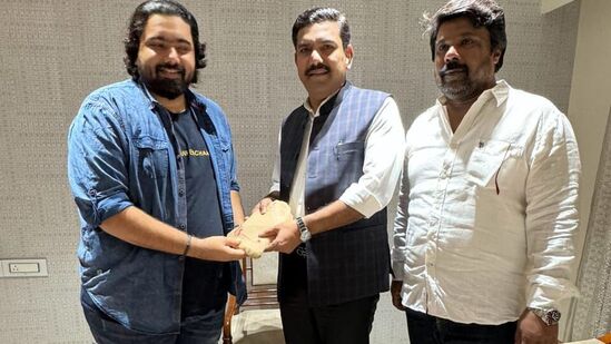 ಬಿಜೆಪಿ ರಾಜ್ಯಾಧ್ಯಕ್ಷ ಬಿ ವೈ ವಿಜಯೇಂದ್ರ ಅವರಿಗೆ ಮದುವೆ ಲಗ್ನ ಪತ್ರಿಕೆ ನೀಡಿದ ತರುಣ್‌ ಸುಧೀರ್‌&nbsp;