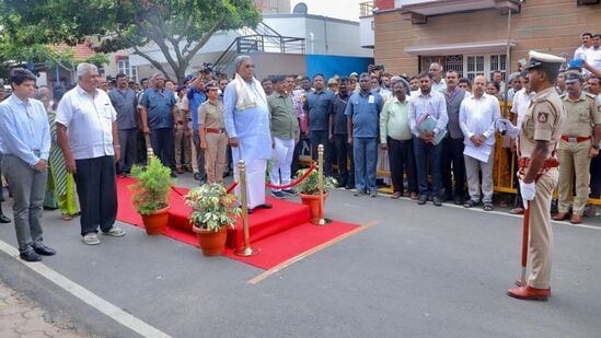 ಮೈಸೂರಿನ ನಿವಾಸದ ಎದುರು ಸಿಎ ಸಿದ್ದರಾಮಯ್ಯ ಅವರಿಗೆ ಗೌರವ ವಂದನೆ.