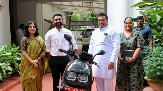 ಕರ್ನಾಟಕದಲ್ಲಿ ವಿದ್ಯುತ್ ಚಾಲಿತ ವಾಹನಗಳ ತಯಾರಿಕೆ ಪ್ರಮಾಣವನ್ನು ಏರಿಸಲು ಬಯಸಿರುವ ರಿವರ್ ಮೊಬಿಲಿಟಿ ಕಂಪನಿಗೆ ಅಗತ್ಯ ಭೂಮಿ ಸೇರಿದಂತೆ ಎಲ್ಲಾ ಸೌಲಭ್ಯಗಳನ್ನು ಒದಗಿಸಲಾಗುವುದು ಎಂದು ಬೃಹತ್ ಮತ್ತು ಮಧ್ಯಮ ಕೈಗಾರಿಕಾ ಸಚಿವ ಎಂ ಬಿ ಪಾಟೀಲ ಹೇಳಿದ್ದಾರೆ.&nbsp;