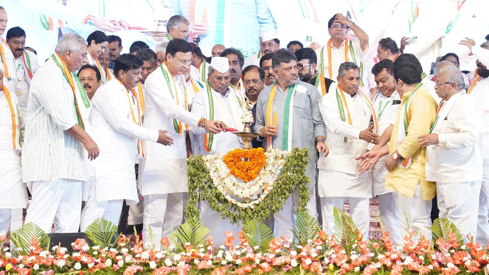 Karnataka Politics: ಸಿಎಂ ಸಿದ್ದರಾಮಯ್ಯ ಪರ ನಿಂತ ಕರ್ನಾಟಕ ಕಾಂಗ್ರೆಸ್‌ ನಾಯಕರು, ಮೈಸೂರು ಜನಾಂದೋಲನ ಸಮಾವೇಶದಲ್ಲಿ ಕೈ ಒಗ್ಗಟ್ಟು