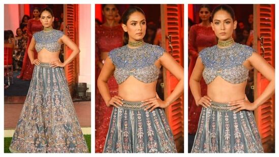 ಬಾಲಿವುಡ್ ನಟಿ ಮೀರಾ ರಜಪೂತ್ ಇಂದು ಸುಂದರವಾದ ಬೂದು-ನೀಲಿ ಲೆಹೆಂಗಾದಲ್ಲಿ ಮಿಂಚಿದರು. ಡಿಸೈನರ್ ಮೋನಿಕಾ ಮತ್ತು ಕರಿಷ್ಮಾ ವಿನ್ಯಾಸದ ಬ್ರೈಡಲ್ ಕೌಚರ್ 2024 ಪ್ರಸ್ತುತಿಯಲ್ಲಿ ಕಂಗೊಳಿಸಿದರು. ಈ ಲೆಹಂಗಾವು ಸಕ್ವಿನ್ ಅಲಂಕಾರದ ಬ್ರಾಲೆಟ್ ಹೊಂದಿತ್ತು. ಚಿನ್ನದ ಚೋಕರ್ ನೆಕ್ ಪೀಸ್ ಧರಿಸಿದ್ದರು. ಬಾಲಿವುಡ್ ನಟಿ ಮೀರಾ ರಜಪೂತ್ ಇಂದು ಸುಂದರವಾದ ಬೂದು-ನೀಲಿ ಲೆಹೆಂಗಾದಲ್ಲಿ ಮಿಂಚಿದರು. ಡಿಸೈನರ್ ಮೋನಿಕಾ ಮತ್ತು ಕರಿಷ್ಮಾ ವಿನ್ಯಾಸದ ಬ್ರೈಡಲ್ ಕೌಚರ್ 2024 ಪ್ರಸ್ತುತಿಯಲ್ಲಿ ಕಂಗೊಳಿಸಿದರು. ಈ ಲೆಹಂಗಾವು ಸಕ್ವಿನ್ ಅಲಂಕಾರದ ಬ್ರಾಲೆಟ್ ಹೊಂದಿತ್ತು. ಚಿನ್ನದ ಚೋಕರ್ ನೆಕ್ ಪೀಸ್ ಧರಿಸಿದ್ದರು.